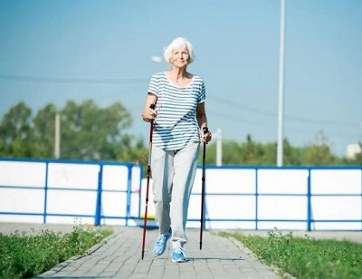 高齢者の有酸素運動、心臓などの動脈の加齢変化抑制だけでなく、脳にも好影響？