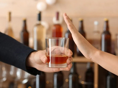 アルコールを大量に飲む人は「サルコペニア」リスク増の可能性－UKバイオバンク研究